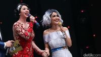 Ciee..Dewi Persik dan Julia Perez Pegangan Tangan Terus