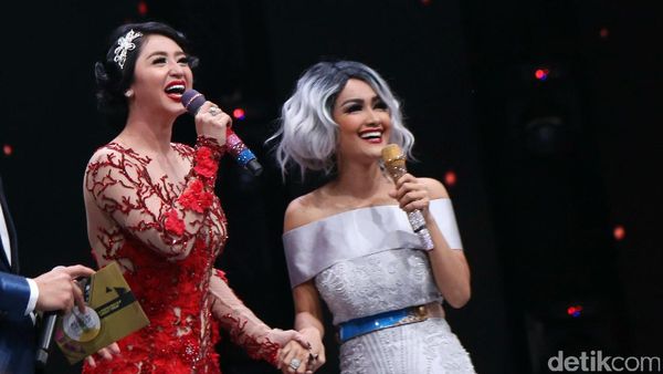 Ciee..Dewi Persik dan Julia Perez Pegangan Tangan Terus