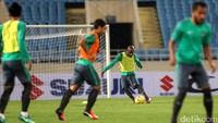 Boas Salosa berlatih mengontrol bola.