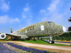 Pesawat Emirates Terbuat dari Bunga di Dubai, Cantiknya!