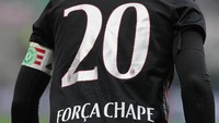AC Milan memakai seragam khusus saat menjamu Crotone di akhir pekan kemarin. Teks Forca Cape terlihat pada bagian belakang jersey, selain itu logo klub Chapecoense juga terpampang di lengan para pemain Rossoneri. Jersey-jersey tersebut nantinya akan disumbangkan pada klub asal Brasil tersebut. (Foto: Marco Luzzani/Getty Images)