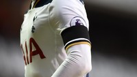 Ban hitam melingkar di lengan pemain-pemain Tottenham Hotspur saat berhadapan dengan Swansea City. (Foto: Tony Marshall/Getty Images)