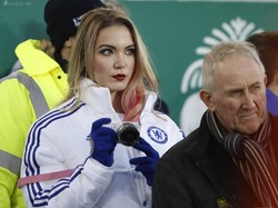 Apa yang Dilakukan Wanita Cantik Berjaket Chelsea Ini di Laga Manchester United?