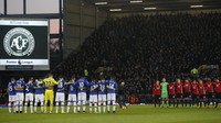 Para pemain Everton berkumpul di tengah lapangan sebelum laga dengan Manchester United. Mereka mengheningkan cipta bagi para korban kecelakaan pesawat di Kolombia, di mana mayoritas anggota klub Chapecoense ikut menumpang di pesawat nahas itu. (Foto: Reuters / Andrew Yates Livepic)