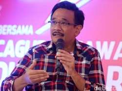 Djarot Setia dengan Mobil Dinas Toyota Crown 1994