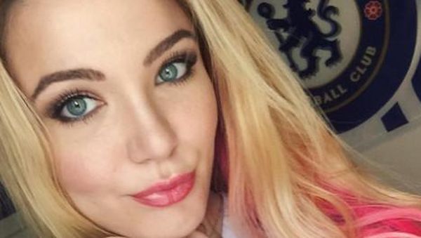 Emily, Si Cantik Seksi yang Nekat Nonton MU Berkostum Chelsea