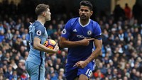Diego Costa mendedikasikan gol yang dia buat ke gawang Manchester City pada Chapecoense. Dia menunjuk ban hitam di lengannya saat merayakan gol tersebut. (Foto: Reuters / Jason Cairnduff Livepic)