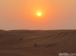 Pernah Lihat Belum, Matahari Tenggelam di Gurun Pasir