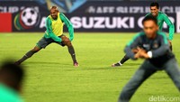 Mereka melakukan latihan ringan.
