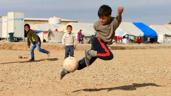 Anak-anak Pengungsi Irak Tetap Asyik Bermain