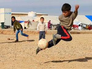 Anak-anak Pengungsi Irak Tetap Asyik Bermain