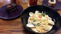 Menikmati Pasta Linguine Creamy Ditemani Blueberry Cheesecake yang Lembut
