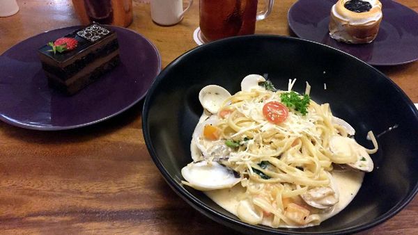 Menikmati Pasta Linguine Creamy Ditemani Blueberry Cheesecake yang Lembut