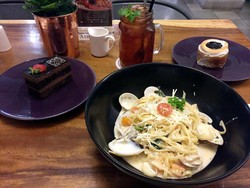 Almond Tree: Ngemil Enak Linguine Bersaus Creamy dan Blueberry Cheesecake yang Lembut Segar