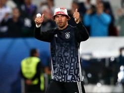 Lukas Podolski Bikin Lagu, Sukses Puncaki Tangga Lagu di Jerman