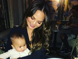Chrissy Teigen Simpan Tali Pusar Bayi Luna di Lemari Pakaian