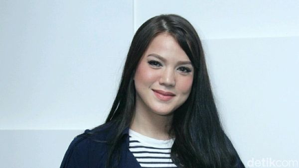 Hamil Besar, Alice Norin Suka Banget Baju Belang-belang