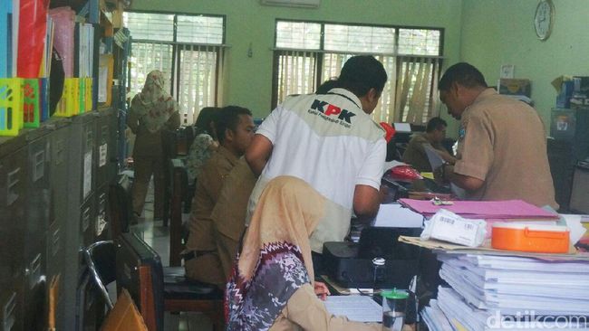 Usai Periksa Ruang Sekda KPK Geledah Kantor Dinas PU Usai Periksa Ruang Sekda KPK Geledah Kantor Dinas PU