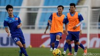 Latihan kemudian dibagi menjadi 2 tim.