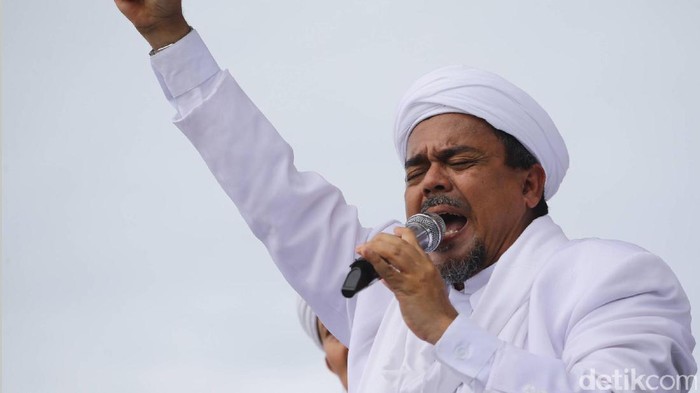 Habib Rizieq Shihab saat menghadiri aksi damai 2 Desember di Monas, Jakarta, Jumat (2/12/2016).