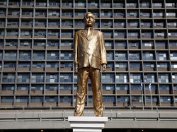 Patung Berlapis Emas PM Netanyahu Tiba-tiba Muncul di Alun-alun Tel Aviv