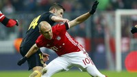 Gabi berusaha merebut bola dari Arjen Robben. Michaela Rehle/Reuters/detikFoto.