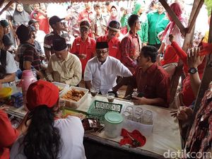 Sambil Minum Kopi, Rano Karno Dengar Curhat Warga Tangerang Soal Banjir