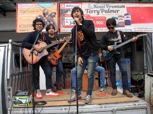 Ketika Rian DMasiv Gencar Carikan Jodoh untuk Gitarisnya Ketika Rian DMasiv Gencar Carikan Jodoh untuk Gitarisnya