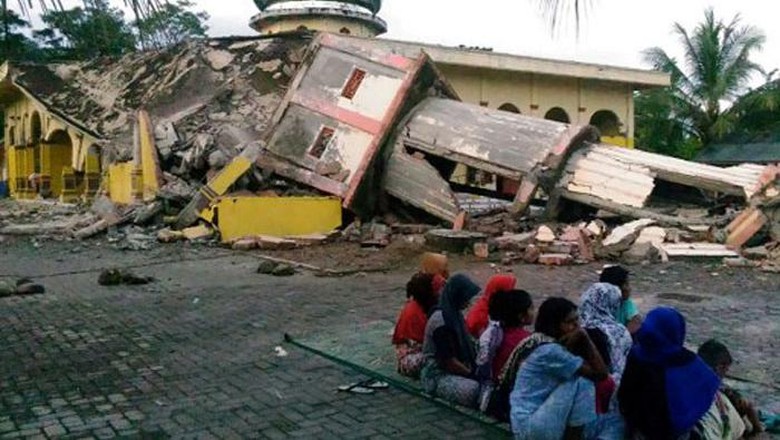 Alat Berat Bergerak di Pidie Jaya, Korban Gempa Aceh Dilarikan ke RS