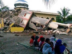 Alat Berat Bergerak di Pidie Jaya, Korban Gempa Aceh Dilarikan ke RS