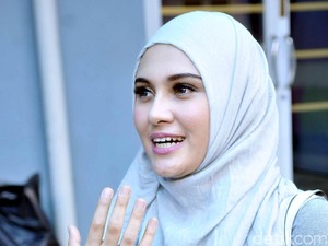 Zee Zee Shahab Pilih Gaya Hijab Simple untuk Lindungi Anak