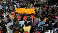 Tim SAR Evakuasi Korban Tewas dari Reruntuhan Bangunan