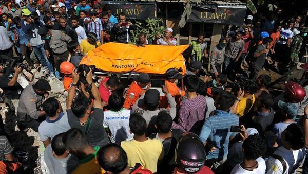 Tim SAR Evakuasi Korban Tewas dari Reruntuhan Bangunan