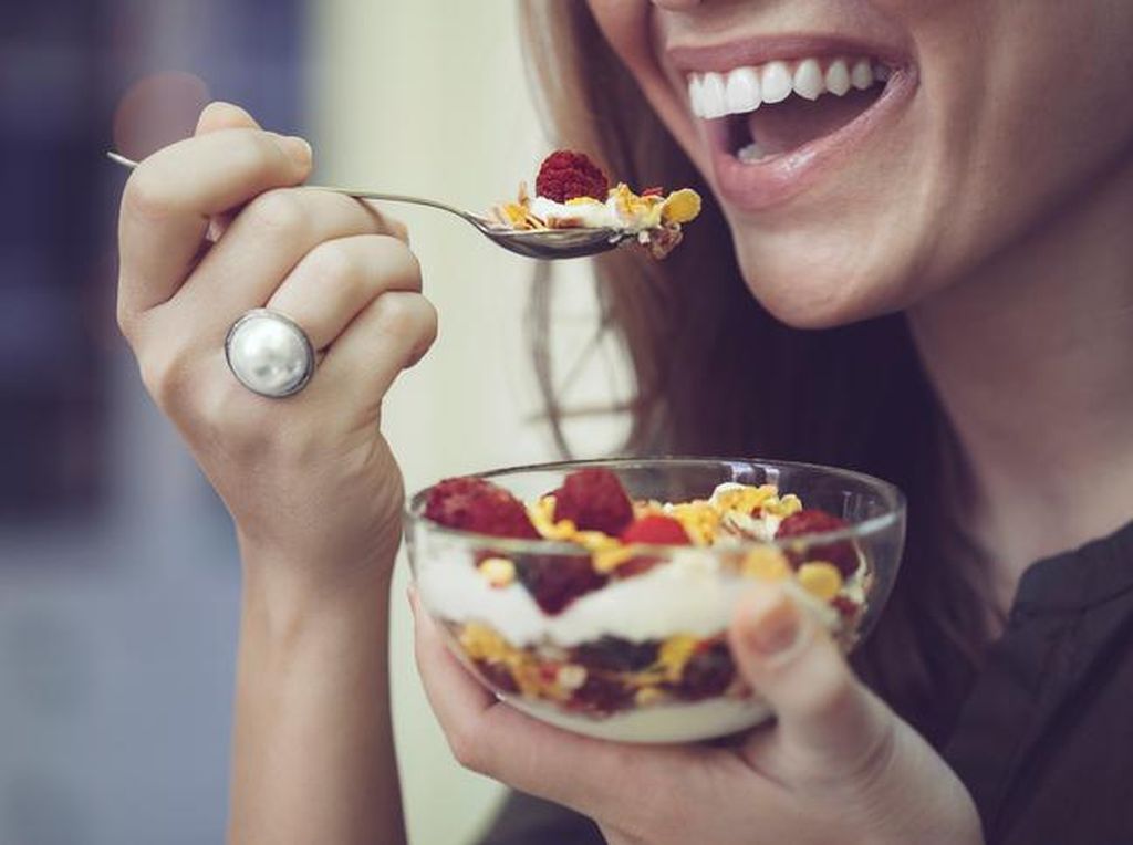 Makan Yogurt Saat Sarapan Bisa Bantu Turunkan Berat Badan? Ini Penjelasannya Makan Yogurt Saat Sarapan Bisa Bantu Turunkan Berat Badan? Ini Penjelasannya