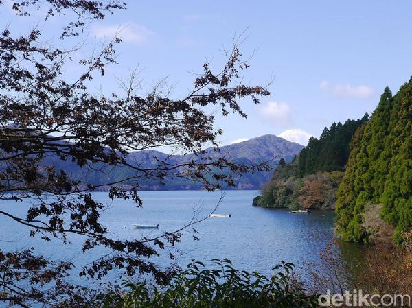 Danau Ashi & Naga Berkepala 9 di Jepang