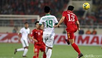 Setelah itu Vietnam harus bermain dengan 10 pemain di menit ke-77 setelah kiper Manh Tran Nguyen dapat kartu merah langsung akibat menendang Bayu Pradana. Keunggulan jumlah pemain tak dapat dimaksimalkan Indonesia. Di menit ke-84 Vietnam justru menyamakan skor lewat gol dari Vu Van Thanh yang meneruskan bola tendangan bebas rekannya.