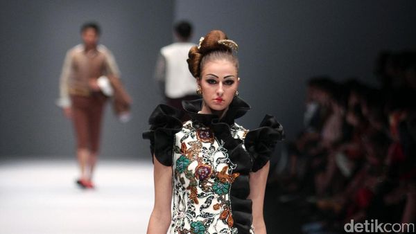 Foto: Koleksi Musa Widyatmodjo di Jakarta Fashion Week 2017