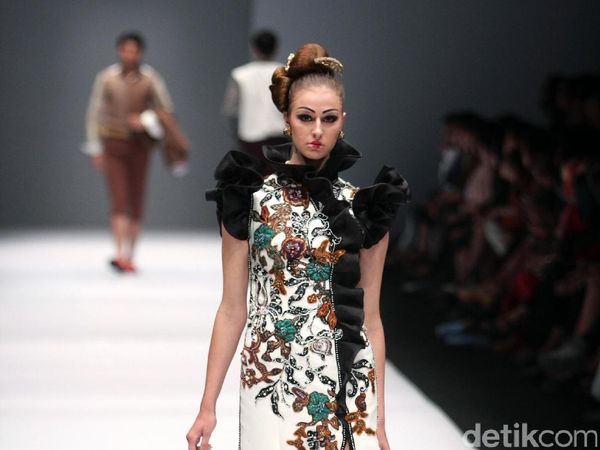 Foto: Koleksi Musa Widyatmodjo di Jakarta Fashion Week 2017