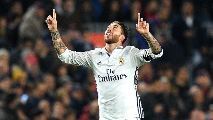 BARCELONA, SPAIN - DECEMBER 03: Sergio Ramos of Real Madrid celebrates scoring his teams first goal during the La Liga match between FC Barcelona and Real Madrid CF at Camp Nou on December 3, 2016 in Barcelona, Spain. (Photo by David Ramos/Getty Images)