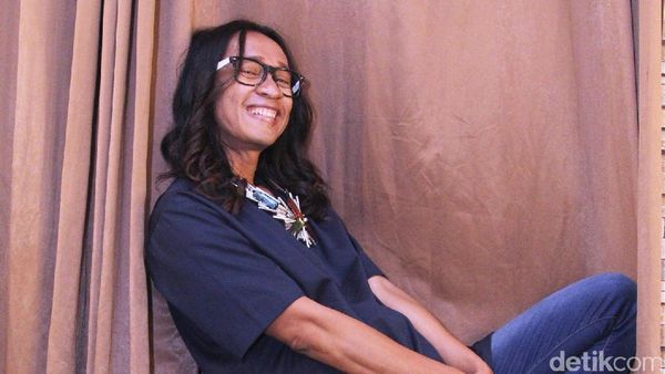 Pose Kocak dan Unik Aming