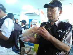 Razia Mamin di Blitar Jelang Natal, Banyak Ditemukan Kemasan Rusak