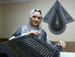 Habiskan Waktu 3 Tahun, Seniman Azerbaijan Salin Al Quran di Atas Kertas Sutra