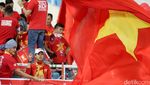 Suporter Indonesia Ramaikan My Dinh National Stadium