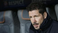 Diego Simeone tampak serius mengamati jalannya pertandingan. Michaela Rehle/Reuters/detikFoto.