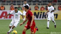Pelanggaran terhadap Rizki Pora berujung penalti namun dibatalkan hakim garis.