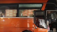 Ini penampakan bus Timnas yang dilempari batu oleh sejumlah suporter Vietnam di depan Stadion My Dinh, Hanoi, Rabu (7/12/2016) malam, waktu setempat.