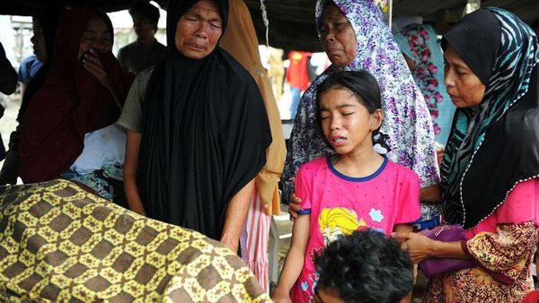 Tangis Keluarga Korban Tewas Gempa Aceh