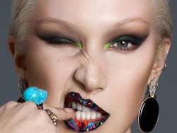 Bella Hadid Tampil Topless di Majalah Paper