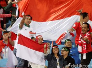 Suporter Indonesia Ramaikan My Dinh National Stadium