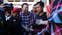 Ahok Sapa Pendukung di Rumah Lembang